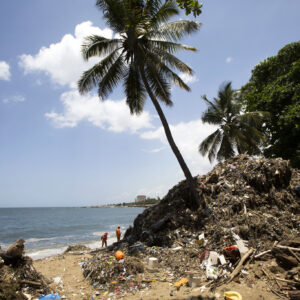 24Dominican2-superJumbo Oleadas de basura llegan a las playas